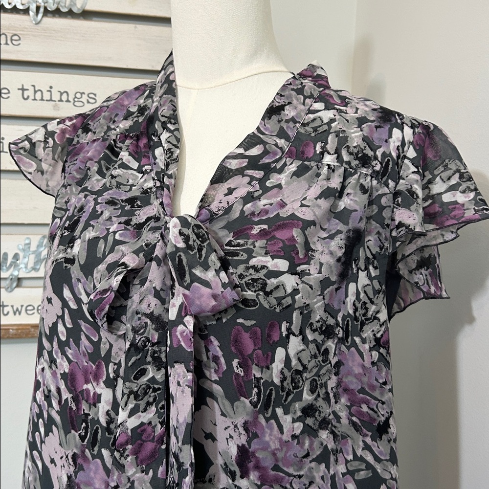 Floral Abstract Blouse/Top Ruffle Cap sleeves Neckline Tie Smocked Hem - Large